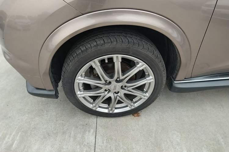 Used Infiniti ESQ 2014 1.6L Spontaneous Edition Left Front Wheel Hub