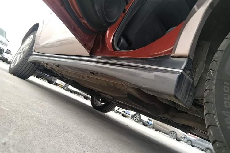 Used Infiniti ESQ 2014 1.6L Spontaneous Edition Left Side Sill