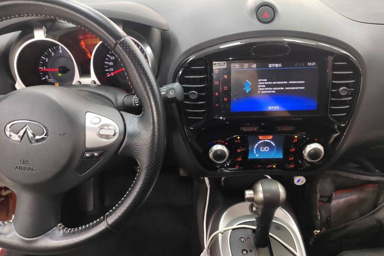 Used Infiniti ESQ 2014 1.6L Spontaneous Edition Center Console