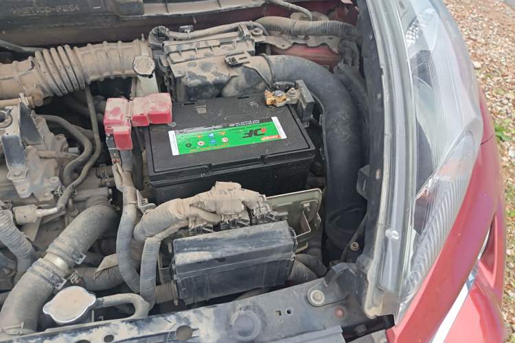Used Infiniti ESQ 2014 1.6L Spontaneous Edition Engine Bay Left