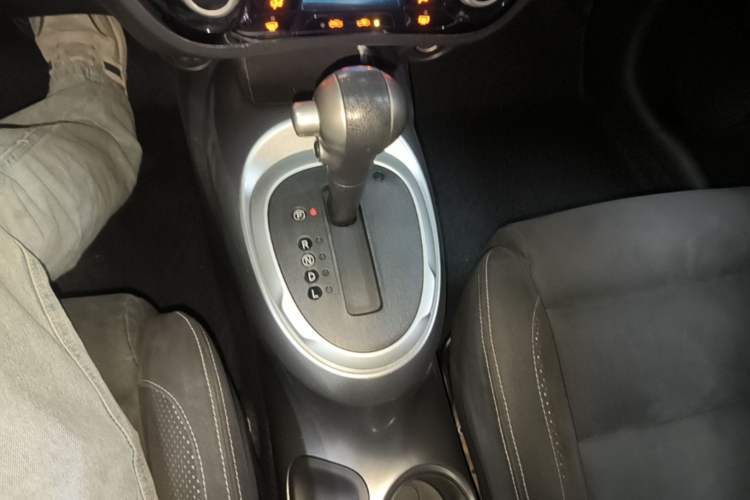 Used Infiniti ESQ 2014 1.6L Spontaneous Edition Gear Lever