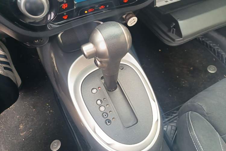 Used Infiniti ESQ 2014 1.6L Spontaneous Edition Gear Lever