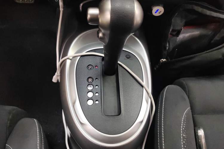 Used Infiniti ESQ 2014 1.6L Spontaneous Edition Gear Lever