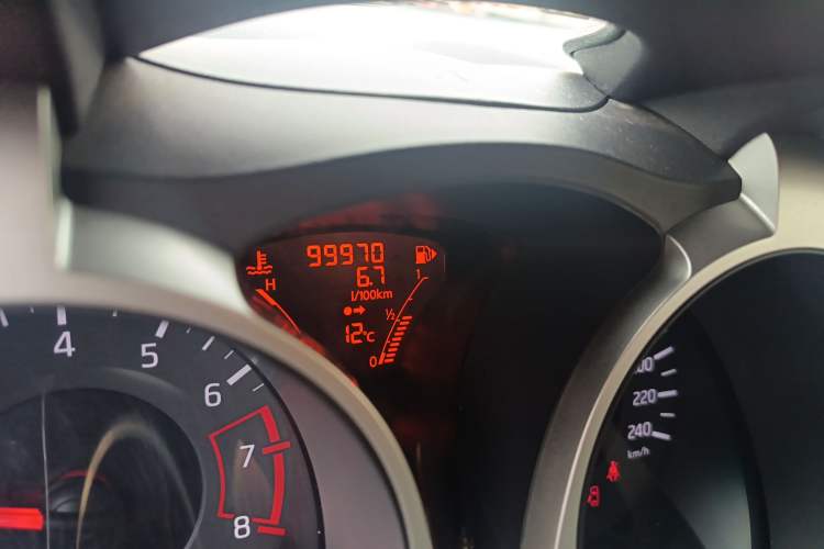 Used Infiniti ESQ 2014 1.6L Spontaneous Edition Odometer Close Up