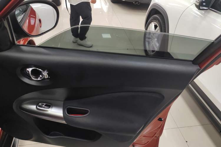 Used Infiniti ESQ 2014 1.6L Spontaneous Edition Right Front Door Interior