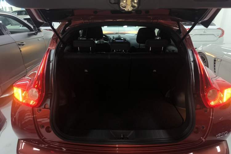 Used Infiniti ESQ 2014 1.6L Spontaneous Edition Trunk