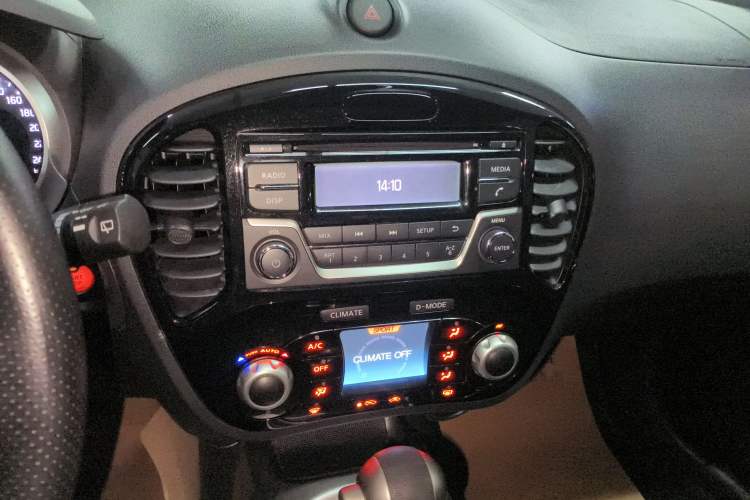 Used Infiniti ESQ 2014 1.6L Spontaneous Edition Audio And AC Panel
