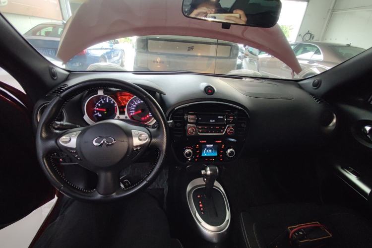 Used Infiniti ESQ 2014 1.6L Spontaneous Edition Center Console