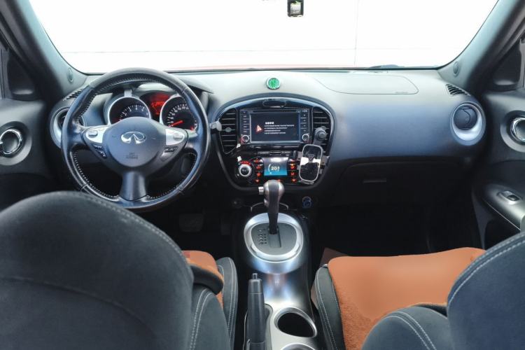 Used Infiniti ESQ 2014 1.6L Spontaneous Edition Center Console