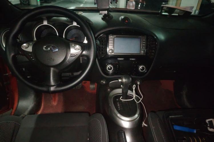 Used Infiniti ESQ 2014 1.6L Spontaneous Edition Center Console