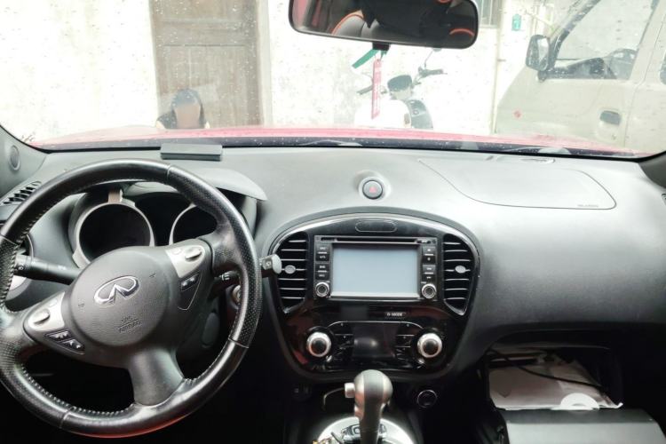 Used Infiniti ESQ 2014 1.6L Spontaneous Edition Center Console