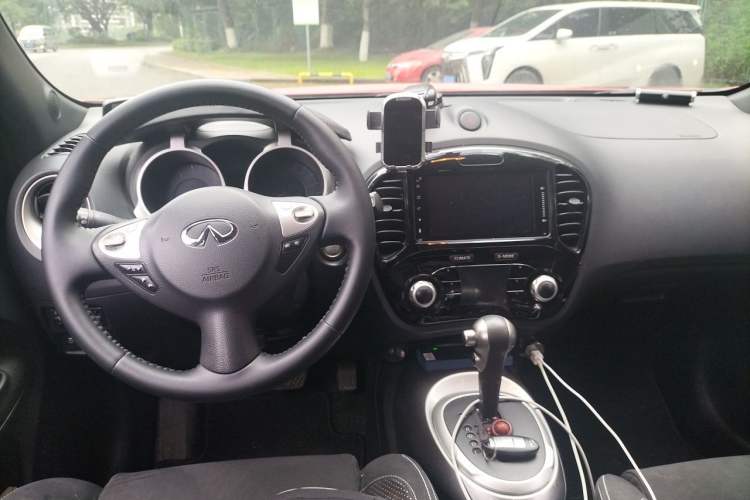 Used Infiniti ESQ 2014 1.6L Spontaneous Edition Center Console