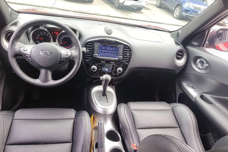 Used Infiniti ESQ 2014 1.6L Spontaneous Edition Center Console