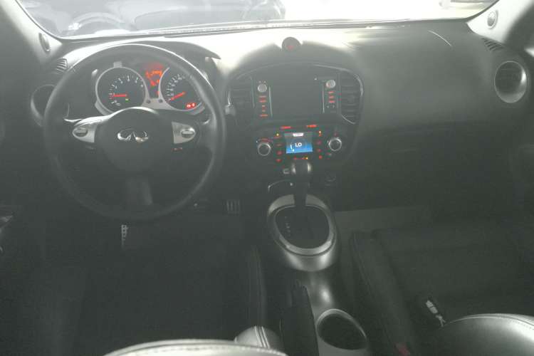 Used Infiniti ESQ 2014 1.6L Luxury Edition Center Console
