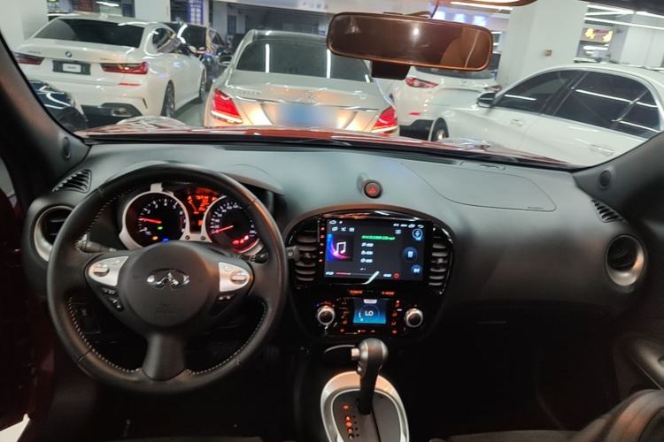 Used Infiniti ESQ 2014 1.6L Spontaneous Edition Center Console