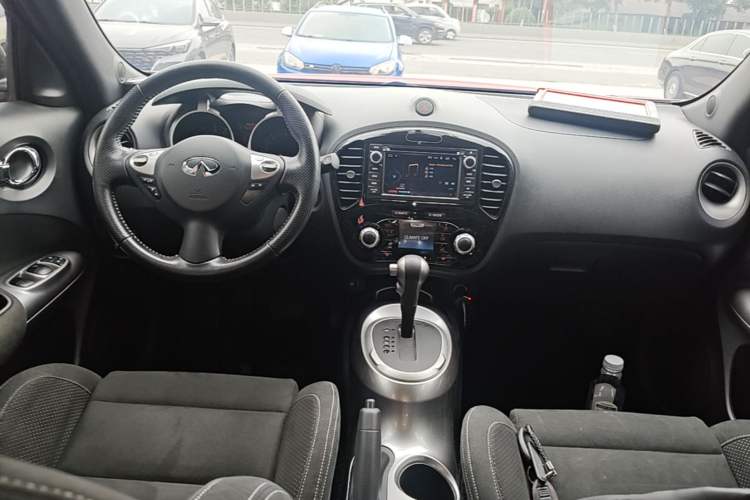 Used Infiniti ESQ 2014 1.6L Spontaneous Edition Center Console