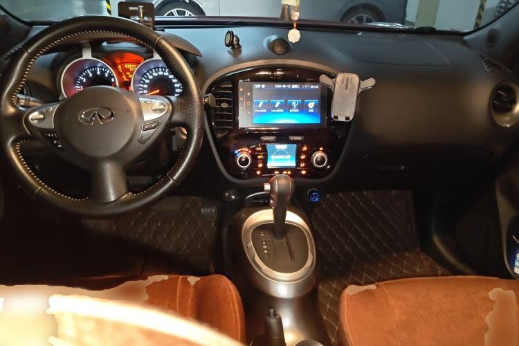 Used Infiniti ESQ 2014 1.6L Spontaneous Edition Center Console