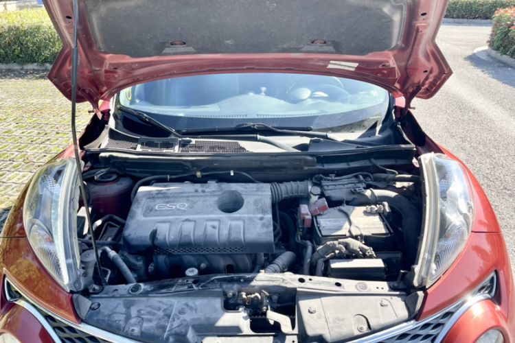 Used Infiniti ESQ 2014 1.6L Spontaneous Edition Engine Bay