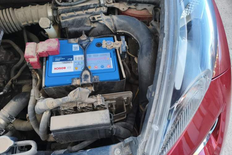Used Infiniti ESQ 2014 1.6L Spontaneous Edition Engine Bay Left
