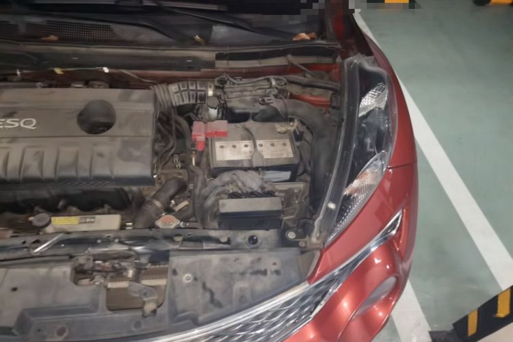 Used Infiniti ESQ 2014 1.6L Spontaneous Edition Engine Bay Left