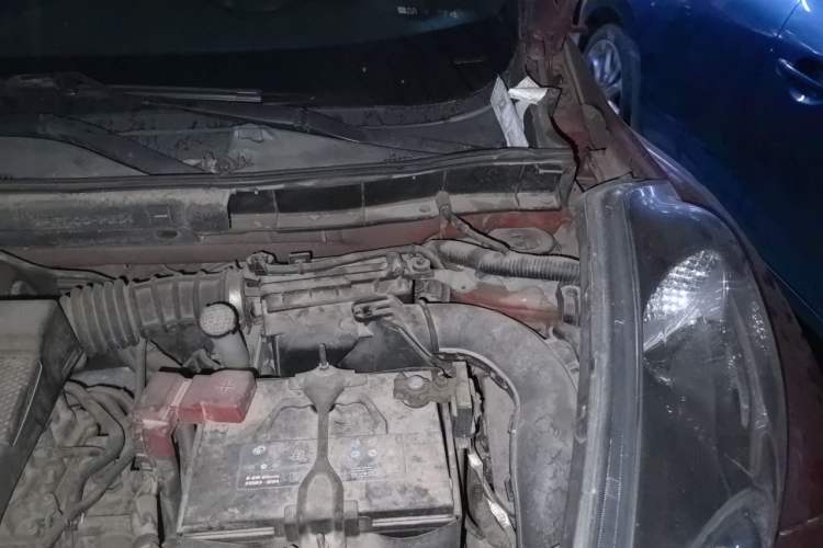 Used Infiniti ESQ 2014 1.6L Spontaneous Edition Engine Bay Left
