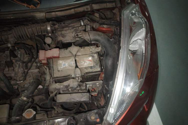 Used Infiniti ESQ 2014 1.6L Spontaneous Edition Engine Bay Left