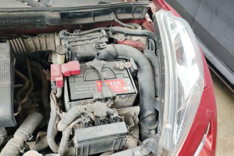 Used Infiniti ESQ 2014 1.6L Spontaneous Edition Engine Bay Left
