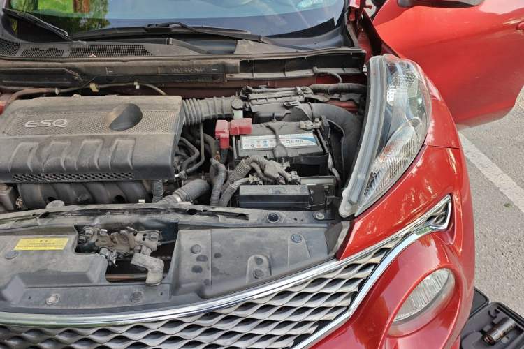Used Infiniti ESQ 2014 1.6L Spontaneous Edition Engine Bay Left