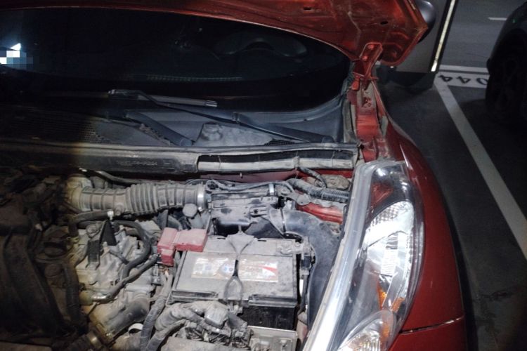 Used Infiniti ESQ 2014 1.6L Spontaneous Edition Engine Bay Left
