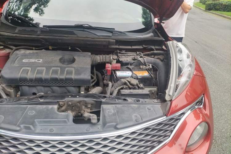Used Infiniti ESQ 2014 1.6L Spontaneous Edition Engine Bay Left