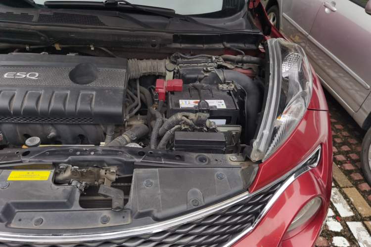 Used Infiniti ESQ 2014 1.6L Spontaneous Edition Engine Bay Left