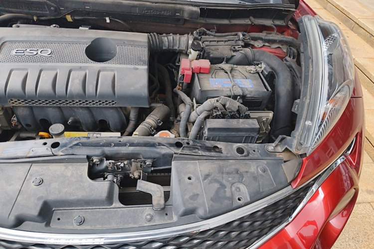 Used Infiniti ESQ 2014 1.6L Luxury Edition Engine Bay Left