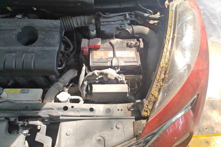 Used Infiniti ESQ 2014 1.6L Spontaneous Edition Engine Bay Left