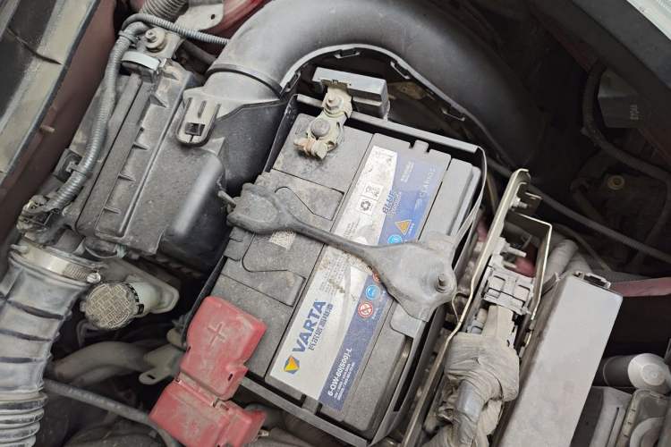 Used Infiniti ESQ 2014 1.6L Spontaneous Edition Engine Bay Left
