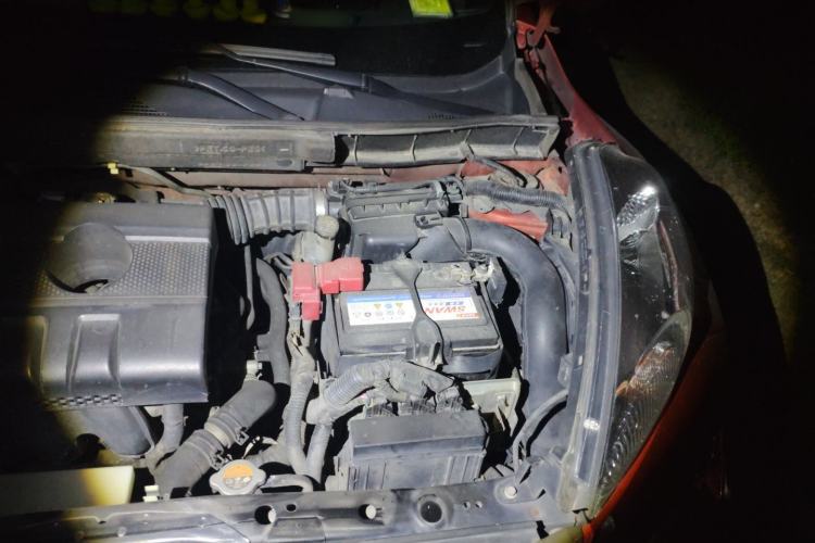 Used Infiniti ESQ 2014 1.6L Spontaneous Edition Engine Bay Left