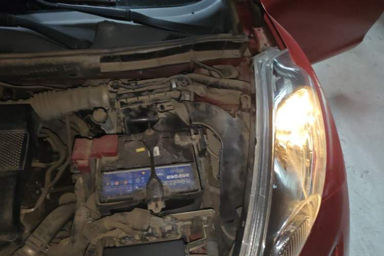 Used Infiniti ESQ 2014 1.6L Spontaneous Edition Engine Bay Left