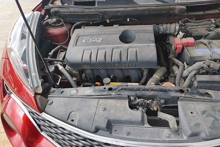 Used Infiniti ESQ 2014 1.6L Luxury Edition Engine Bay Right