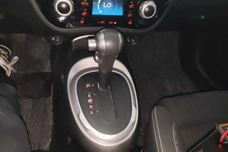 Used Infiniti ESQ 2014 1.6L Spontaneous Edition Gear Lever