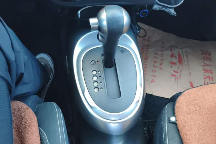 Used Infiniti ESQ 2014 1.6L Spontaneous Edition Gear Lever
