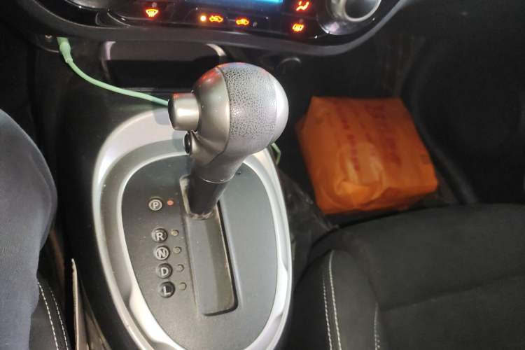 Used Infiniti ESQ 2014 1.6L Spontaneous Edition Gear Lever