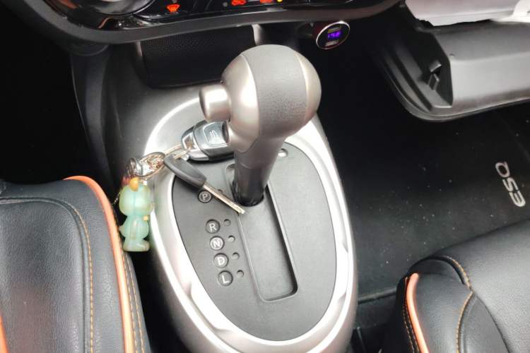 Used Infiniti ESQ 2014 1.6L Spontaneous Edition Gear Lever