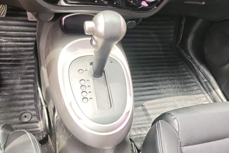 Used Infiniti ESQ 2014 1.6L Luxury Edition Gear Lever
