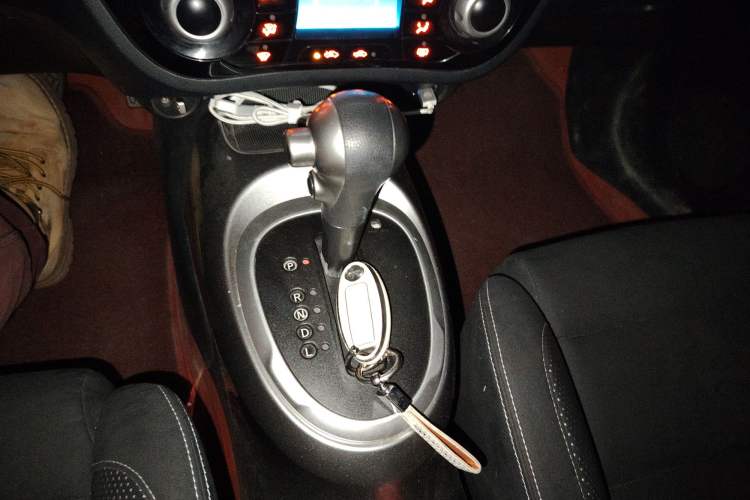 Used Infiniti ESQ 2014 1.6L Spontaneous Edition Gear Lever