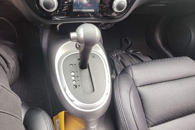 Used Infiniti ESQ 2014 1.6L Spontaneous Edition Gear Lever