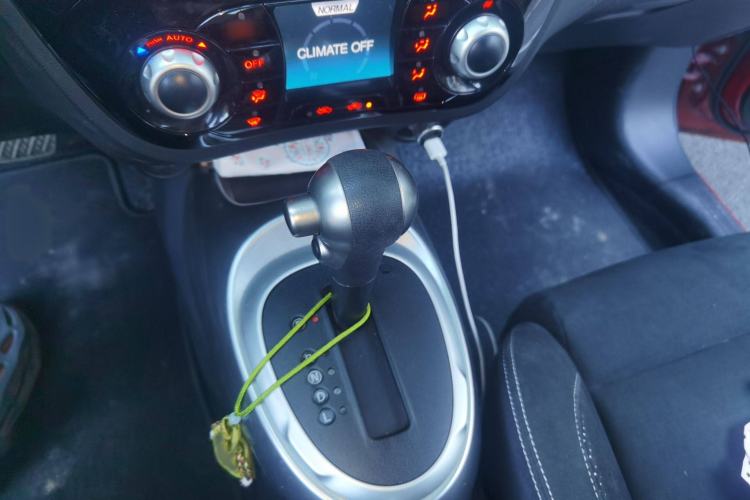 Used Infiniti ESQ 2014 1.6L Luxury Edition Gear Lever