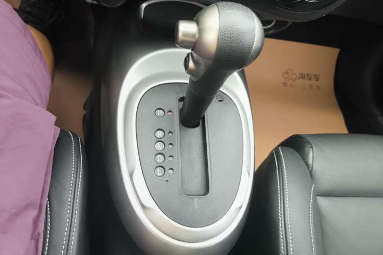 Used Infiniti ESQ 2014 1.6L Luxury Edition Gear Lever
