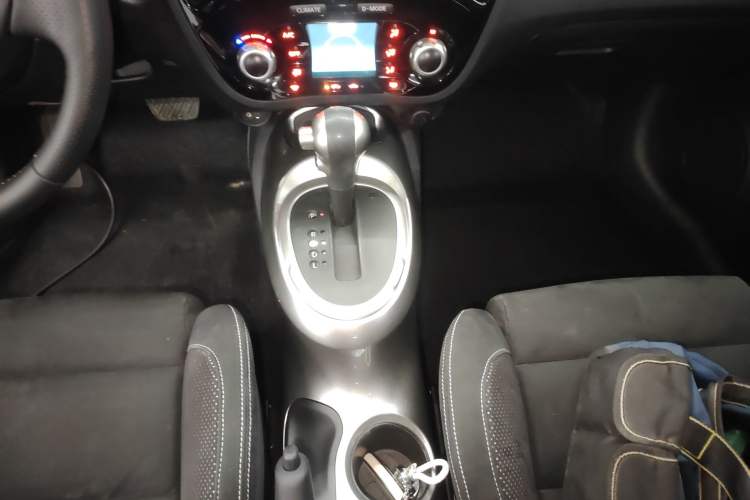 Used Infiniti ESQ 2014 1.6L Spontaneous Edition Gear Lever