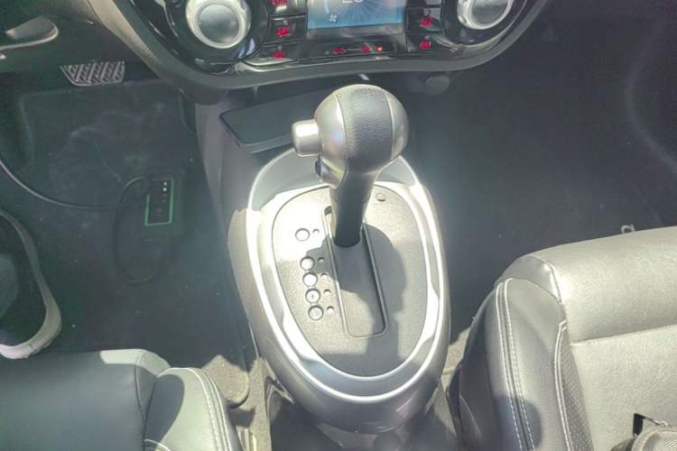 Used Infiniti ESQ 2014 1.6L Luxury Edition Gear Lever