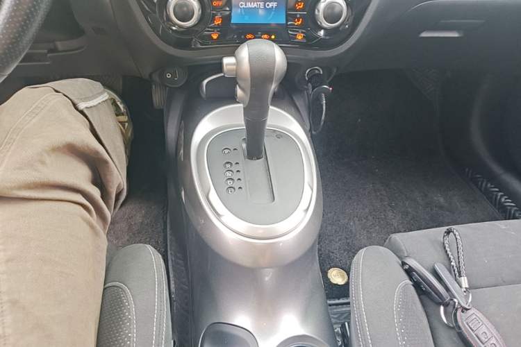Used Infiniti ESQ 2014 1.6L Spontaneous Edition Gear Lever