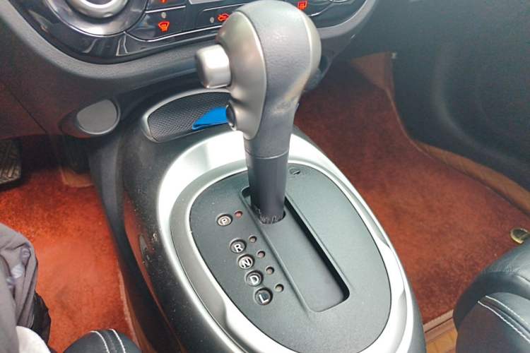 Used Infiniti ESQ 2014 1.6L Luxury Edition Gear Lever